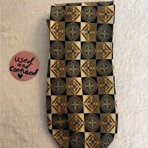 Geometric Patterned Tie in Gold and Black